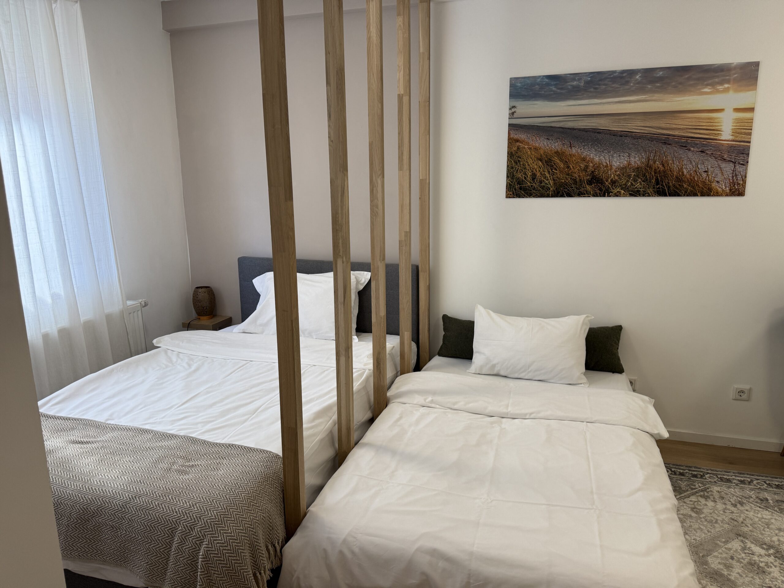 Wohnzimmer einer modernen Ferienwohnung in Nürnberg Zentrum von TheLuxeStays